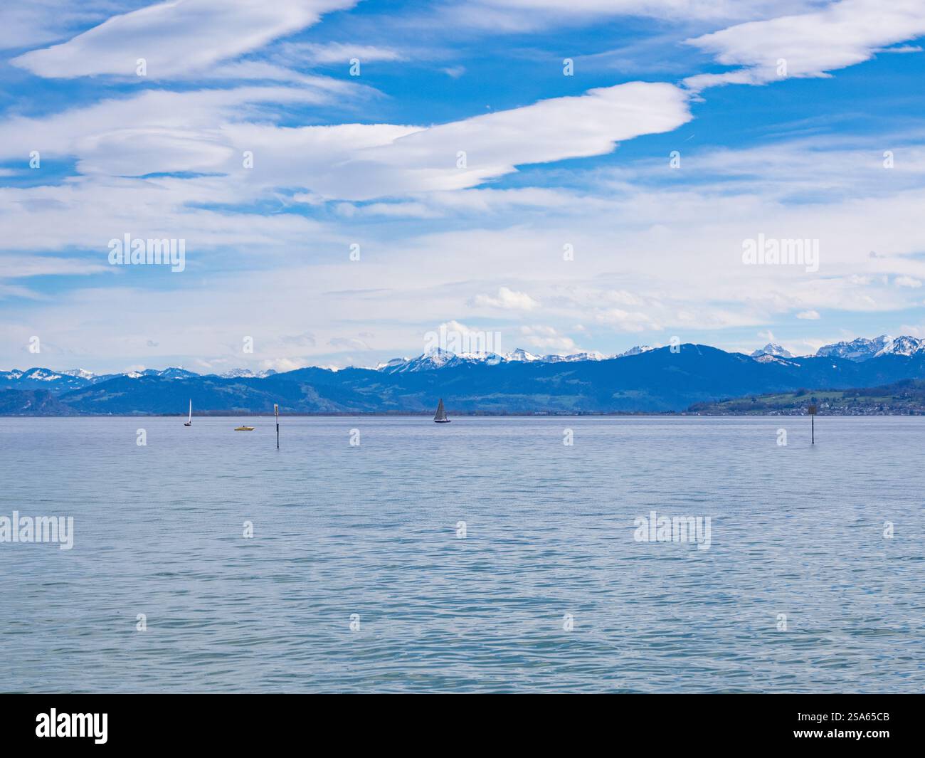 Arbon, Schweiz - 29. März 2024: Bodensee vor den Alpen mit typischen Föhnwolken Stockfoto