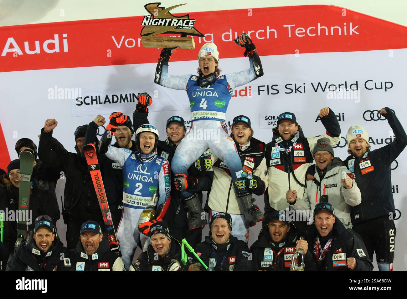 Schladming, Österreich. Januar 2025. SCHLADMING, ÖSTERREICH - 28. JANUAR: Sieger Aleksander Steen Olsen aus Norwegen mit dem norwegischen Team bei der Preisverleihung des Audi FIS Alpine Ski World Cup - Herren Giant Slalom am 28. Januar 2025 in Schladming, Österreich.250128 SEPA 07 074 - 20250128 PD10113 Credit: APA-PictureDesk/Alamy Live News Stockfoto