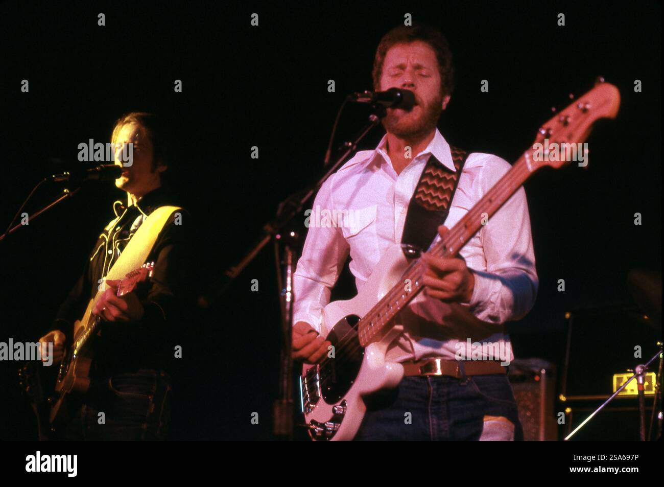 Roger McGuinn und Chris Hillman von den Byrds spielen 1983 Credit: MPIRR/MediaPunch Stockfoto