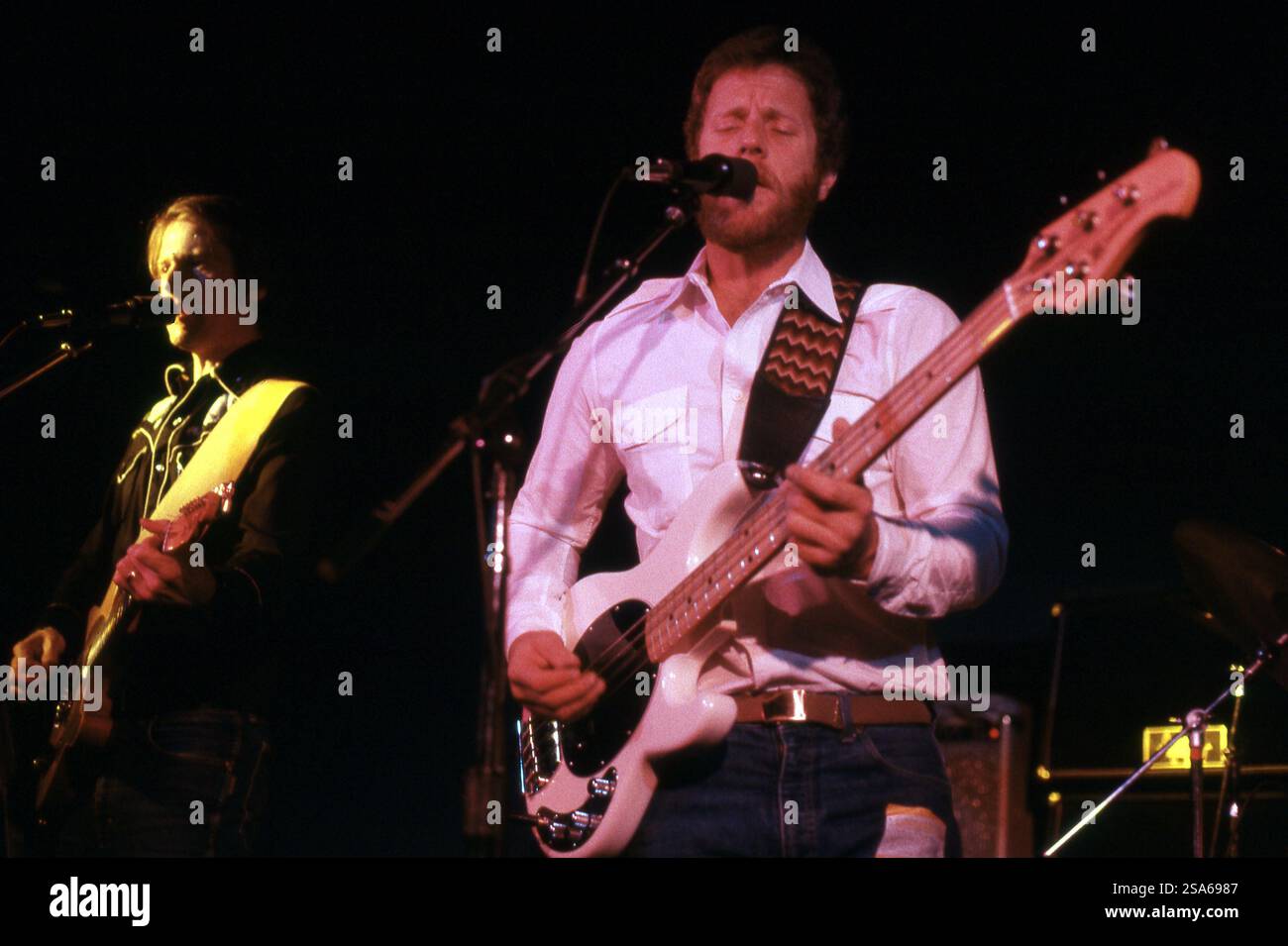 Roger McGuinn und Chris Hillman von den Byrds spielen 1983 Credit: MPIRR/MediaPunch Stockfoto