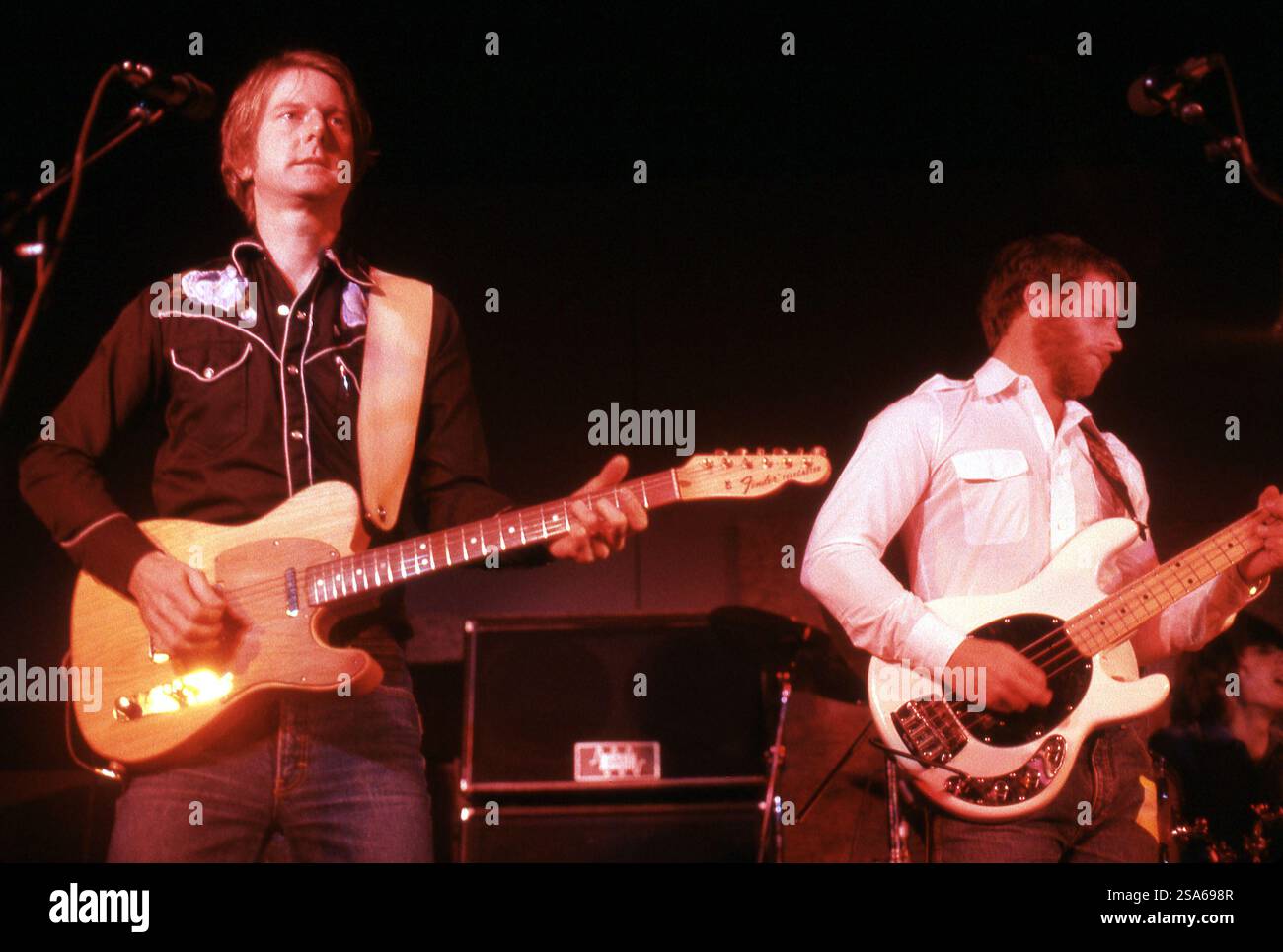 Roger McGuinn und Chris Hillman von den Byrds spielen 1983 Credit: MPIRR/MediaPunch Stockfoto