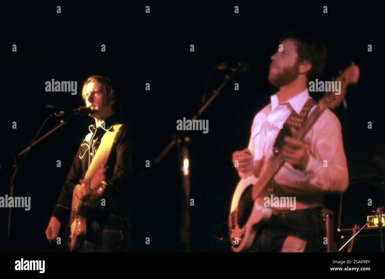Roger McGuinn und Chris Hillman von den Byrds spielen 1983 Credit: MPIRR/MediaPunch Stockfoto