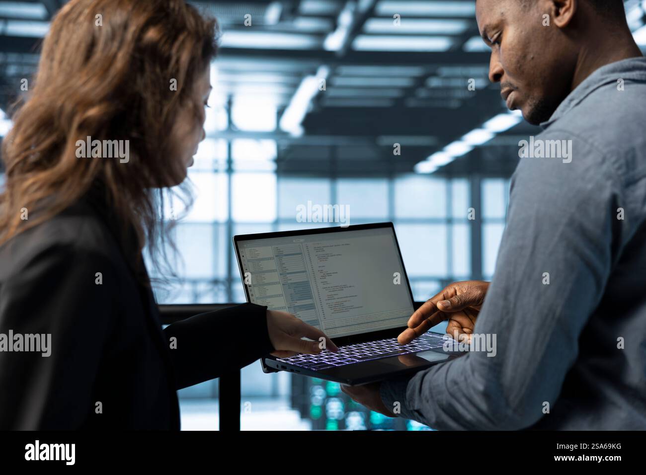 Notebook, das von Softwareentwicklern für Rechenzentren verwendet wird, um Gerätediagnosen zu überprüfen. Programmierer codieren auf dem Notebook, anpassen der Konfiguration der Serverfarm, Löschen von fehlerzuständen, Anwenden von Firmware-Updates Stockfoto