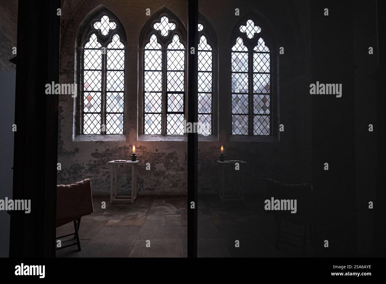 Ein ruhiger Raum mit Kerzen in der Marienkirche in Lübeck Stockfoto