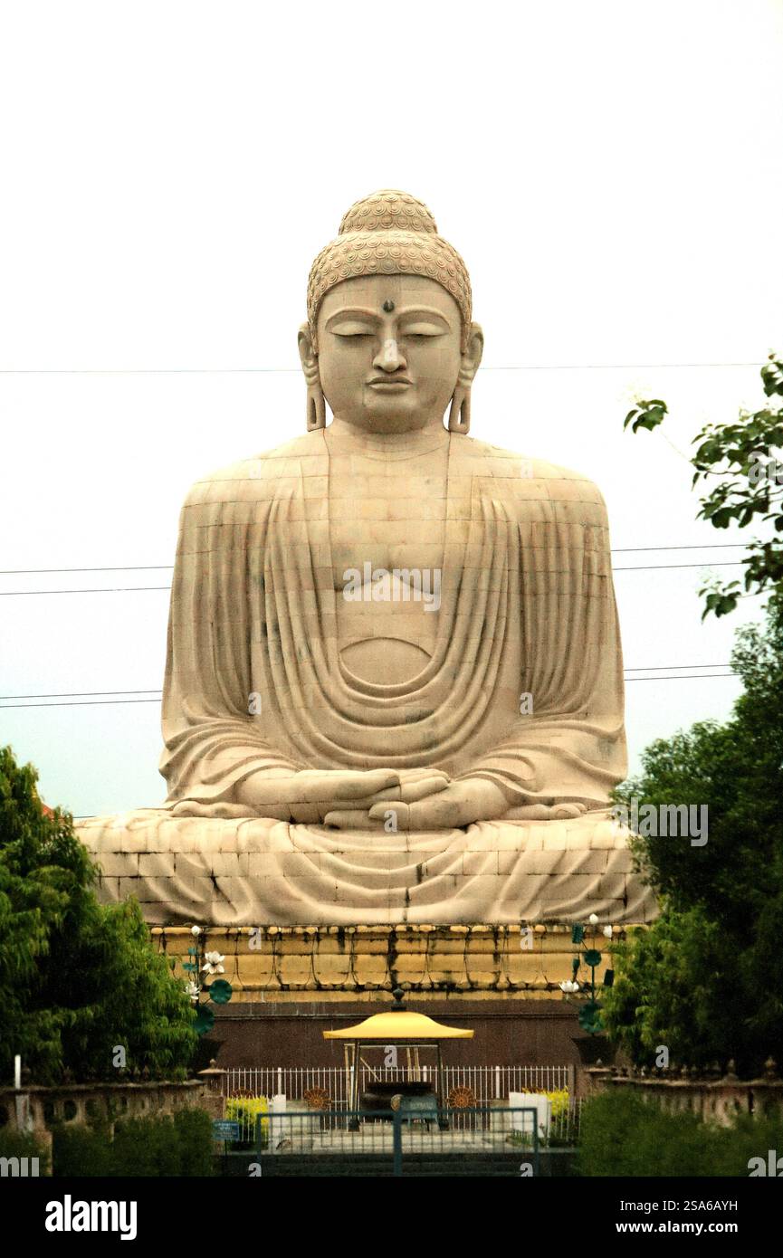 Eine 64 Meter hohe große Buddha-Statue in einer Meditationsposition, die aus einer Mischung aus Sandstein und rotem Granit vom Künstler V. Ganapati Sthapati in Bodhgaya hergestellt wurde. Stockfoto