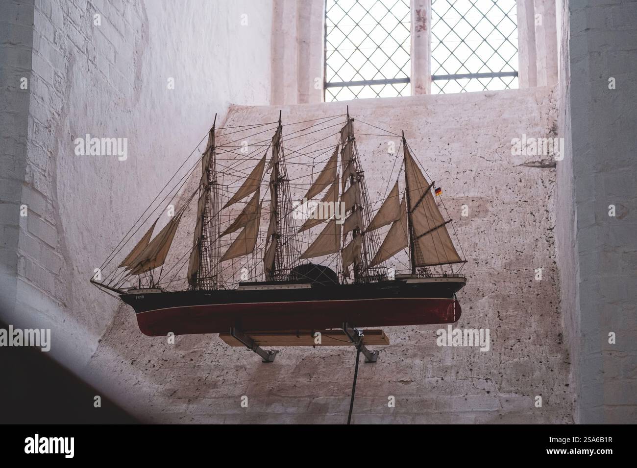 Modell des Schiffes Pamir an der St. Jakobikirche in Lübeck. Als letztes Segelschiff, das Kap Horn umrundete, sank sie 1957 vor den Azoren. Stockfoto