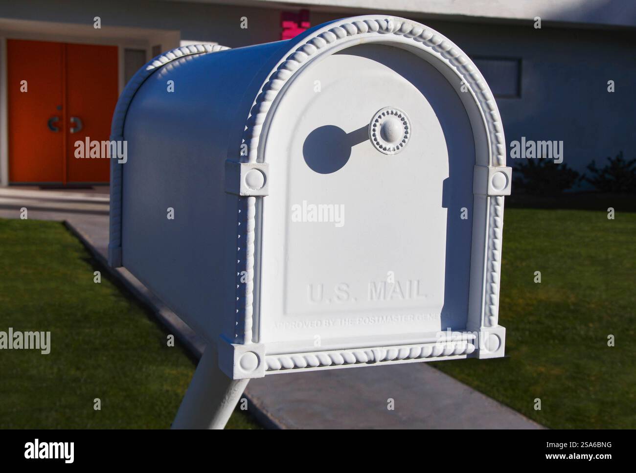 Weißer Briefkasten Stockfoto