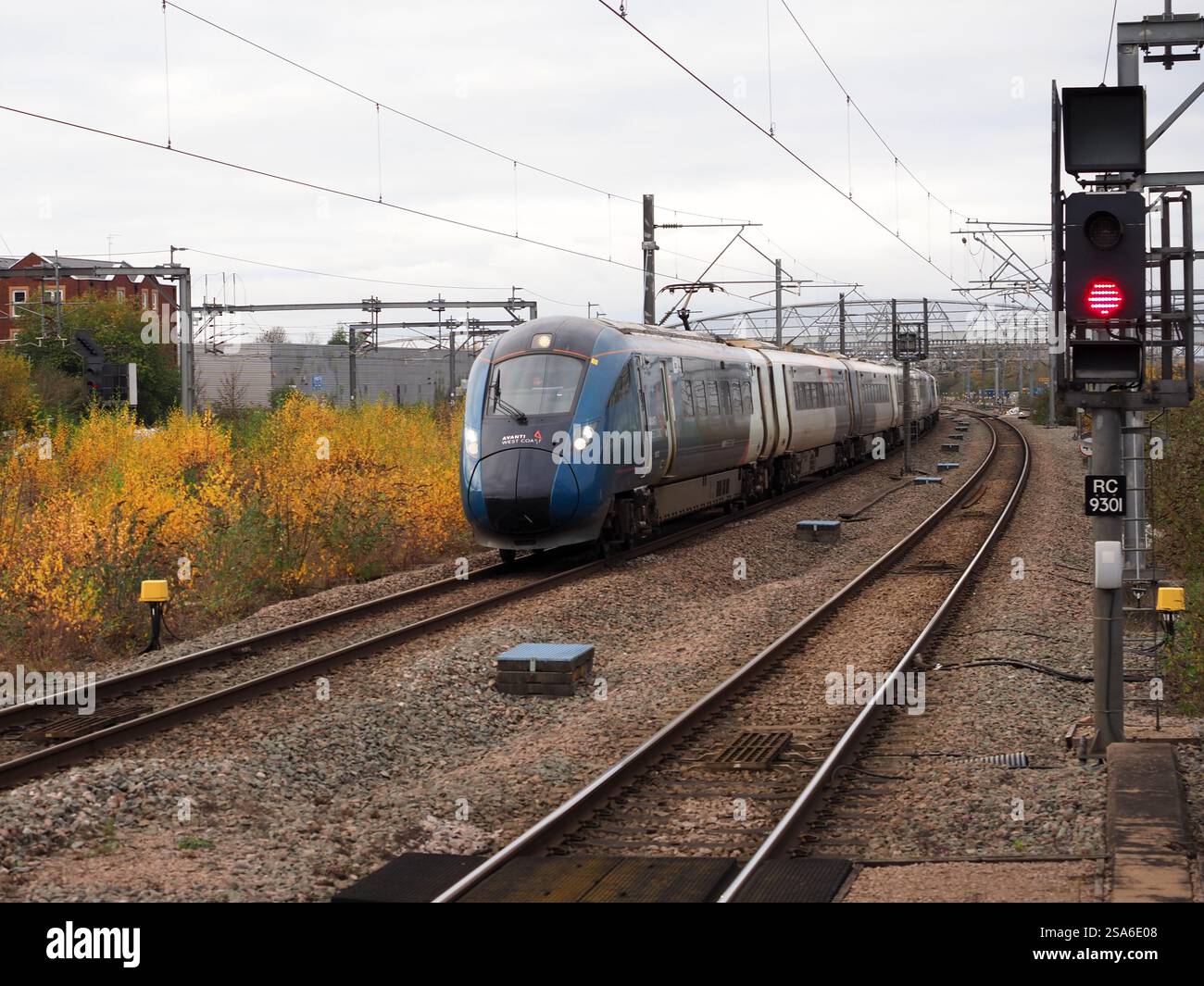 Avanti West Coast Class 805 Zweimode-Passagierzug in Rugby, Warwickshire, Großbritannien Stockfoto