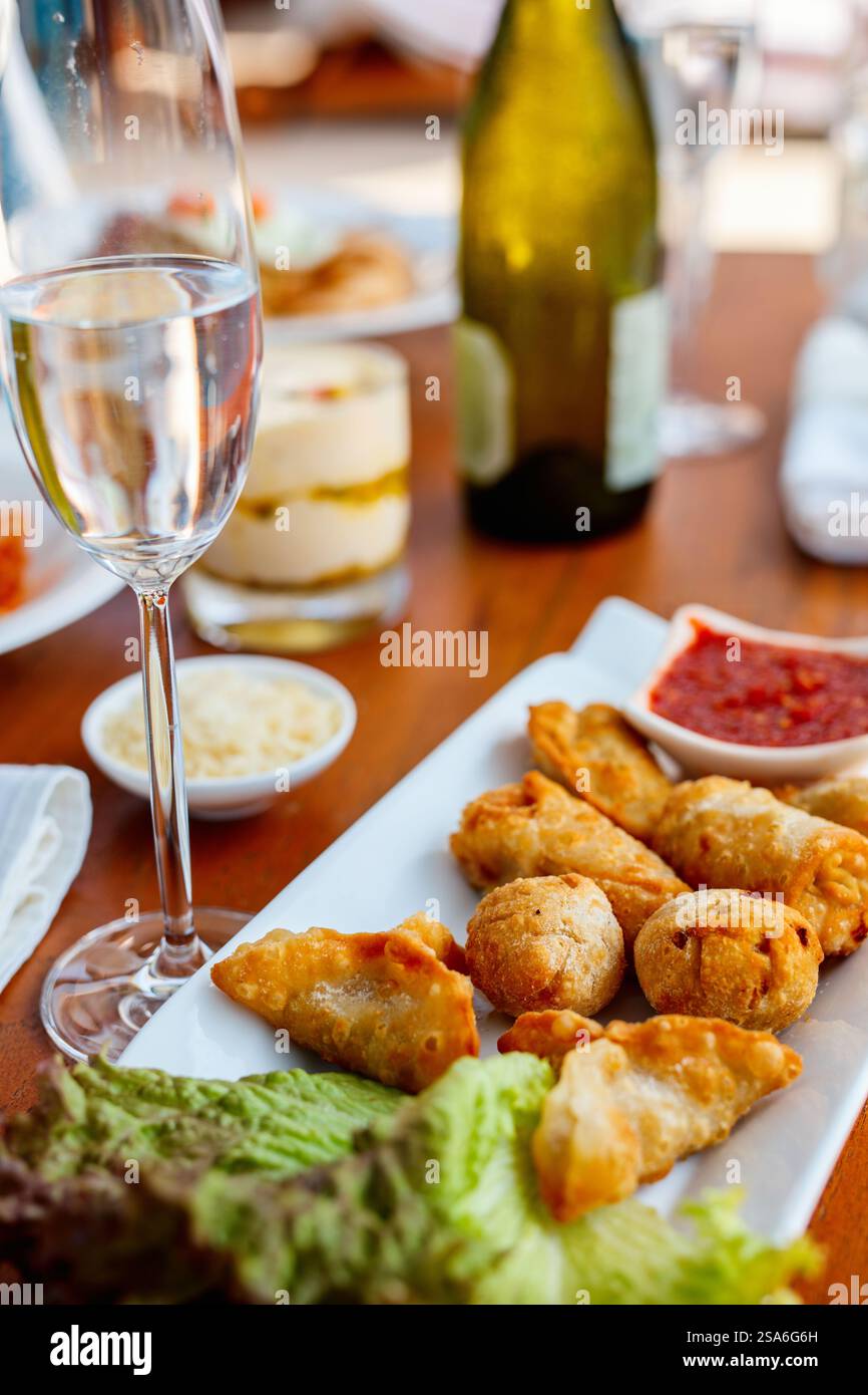 Leckere samosas Starter serviert zum Mittagessen im Restaurant Stockfoto