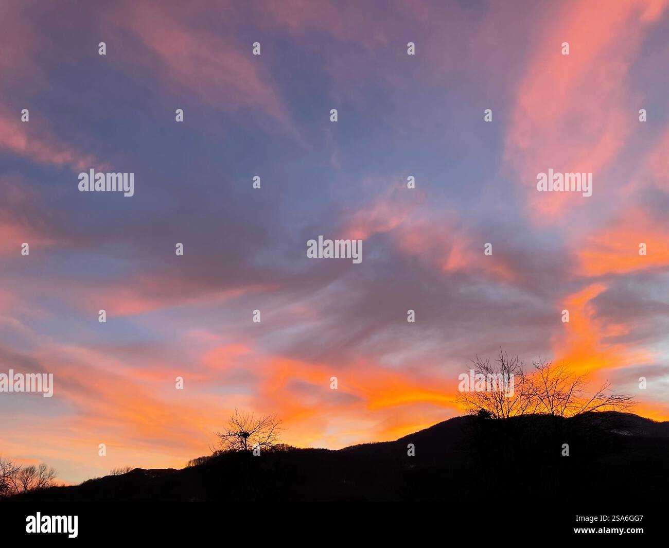 Wunderschöner Sonnenuntergangshimmel, farbenfrohe Wolken, Skyline-Landschaft Stockfoto