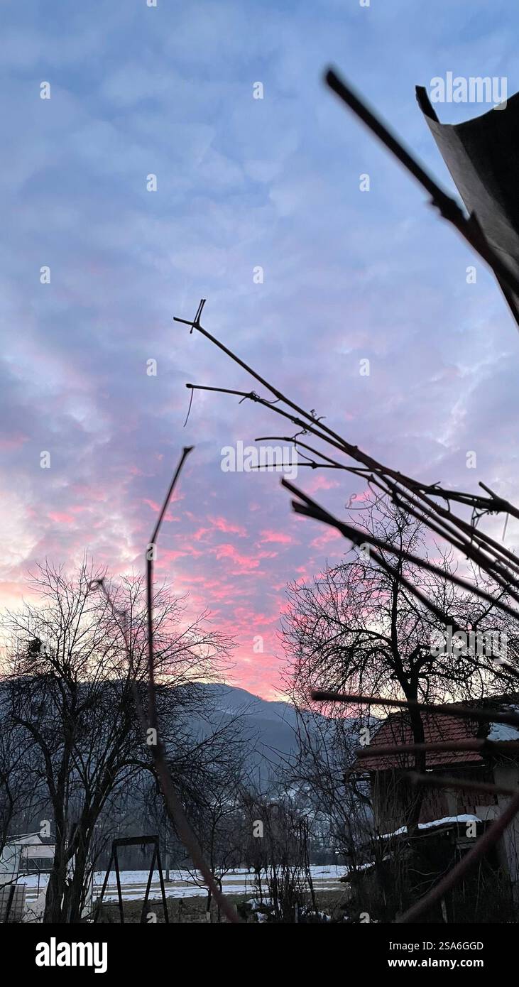 Wunderschöner Sonnenuntergangshimmel, farbenfrohe Wolken, Skyline-Landschaft - Smartphone-aufgenommenes Stockfoto