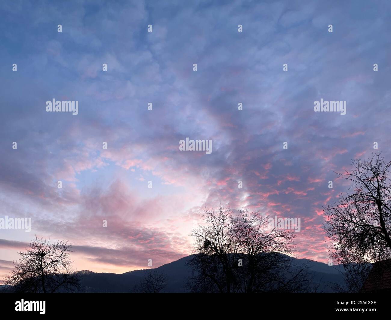 Wunderschöner Sonnenuntergangshimmel, farbenfrohe Wolken, Skyline-Landschaft Stockfoto
