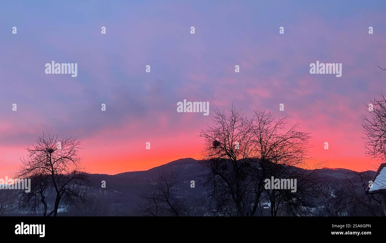 Wunderschöner Sonnenuntergangshimmel, farbenfrohe Wolken, Skyline-Landschaft Stockfoto