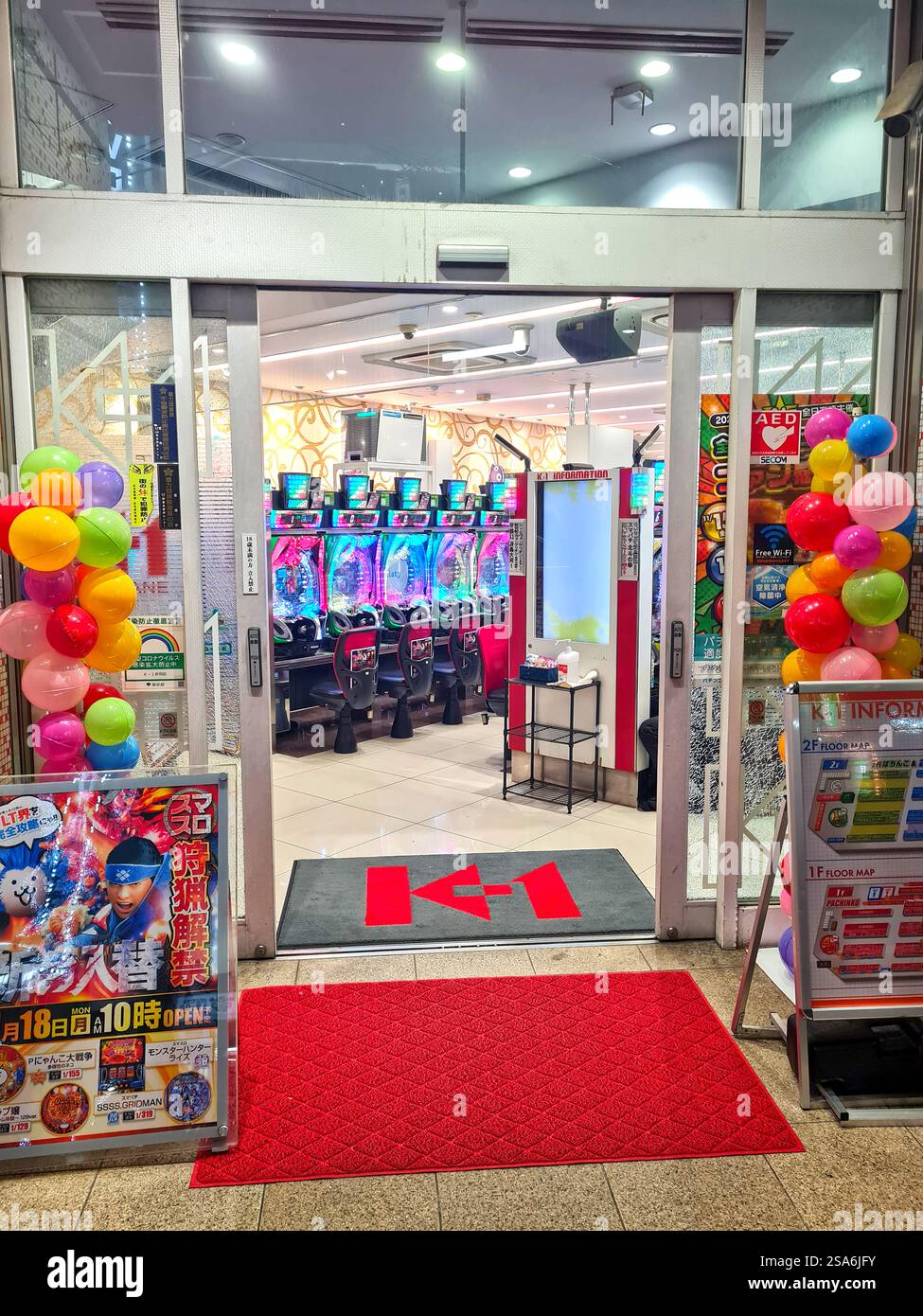 Pachinko-Spielhalle in Akabane in Tokio, Japan bei Nacht. Stockfoto