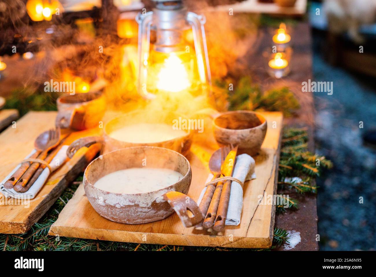 Eine Schüssel köstlicher Pilzcremesuppe, serviert in der lappländischen Hütte neben dem offenen Feuer Stockfoto