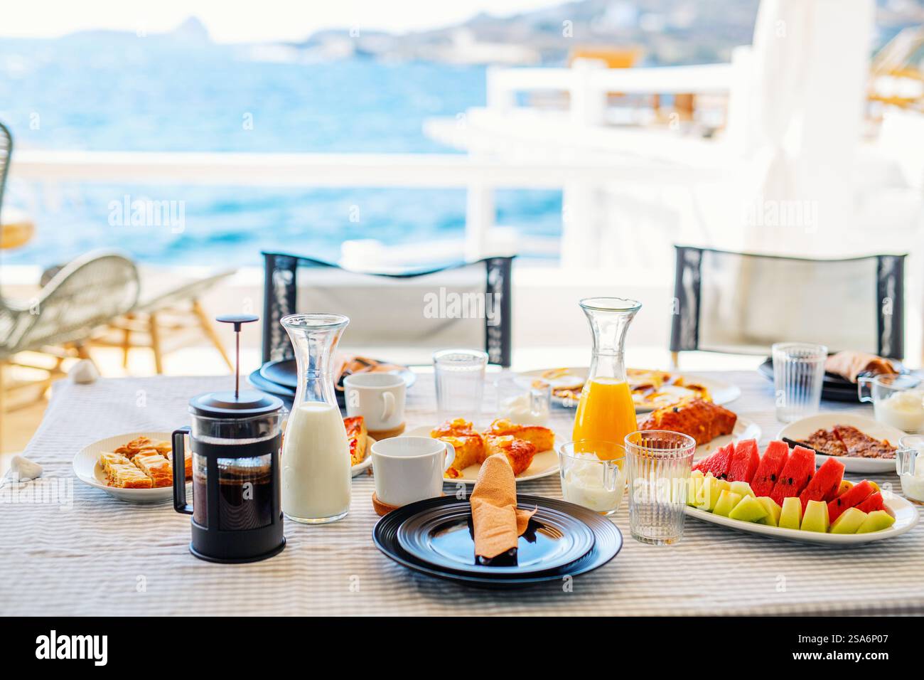 Köstliches Frühstück auf der Außenterrasse der Luxusvilla Stockfoto