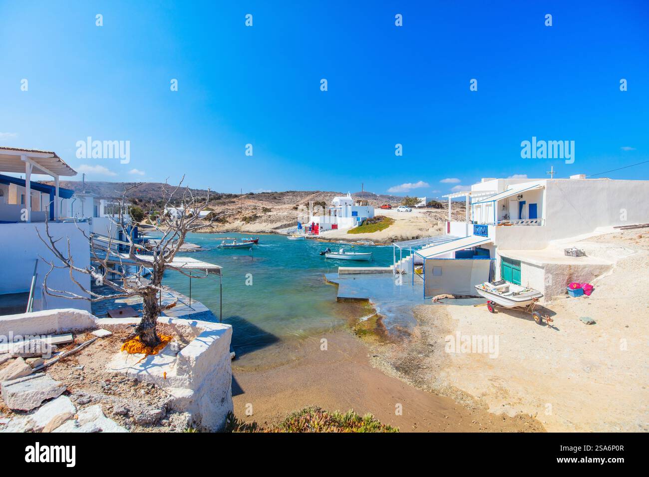 Kleines traditionelles Fischerdorf mit weißen Häusern und farbenfrohen Türen, kleinem Hafen und Fischerbooten auf der Insel Milos in Griechenland Stockfoto