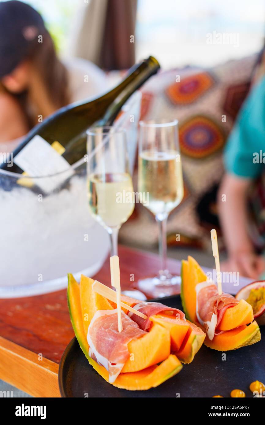 Sekt serviert mit köstlicher Melone mit Schinken Stockfoto