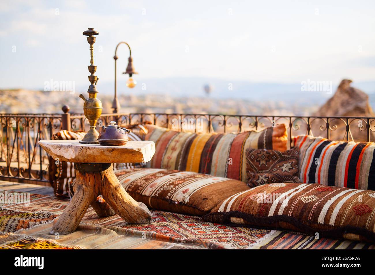 Innendetails Dekor aus nächster Nähe mit wunderschönen Kissen, Teppich, Esstisch und Shisha Stockfoto