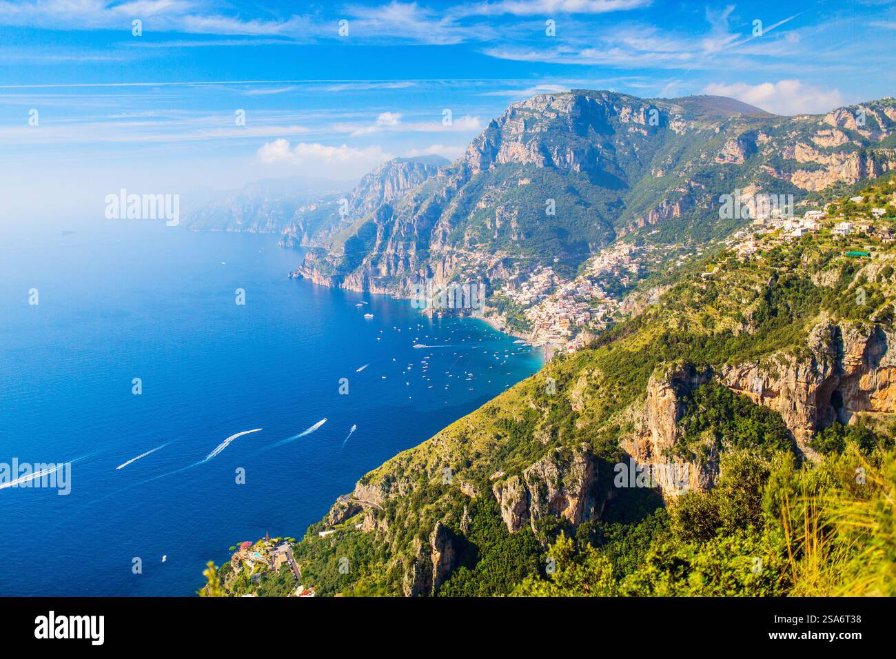 Atemberaubende Aussicht über die Amalfiküste in Italien vom malerischen Pfad der Götter Stockfoto