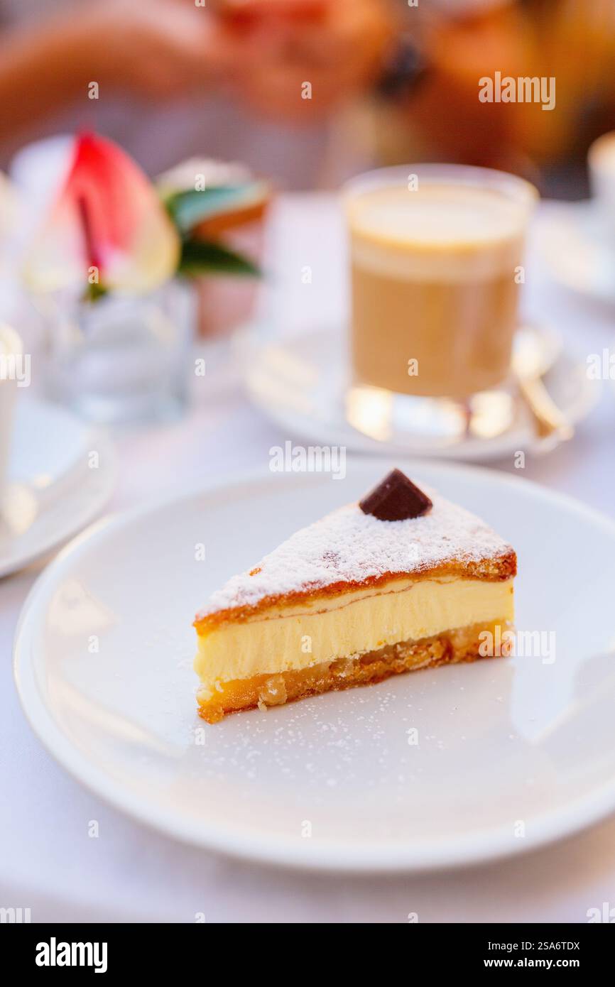 Nahaufnahme von köstlichen Käsekuchen Dessert und Kaffee serviert im Café oder Restaurant Stockfoto
