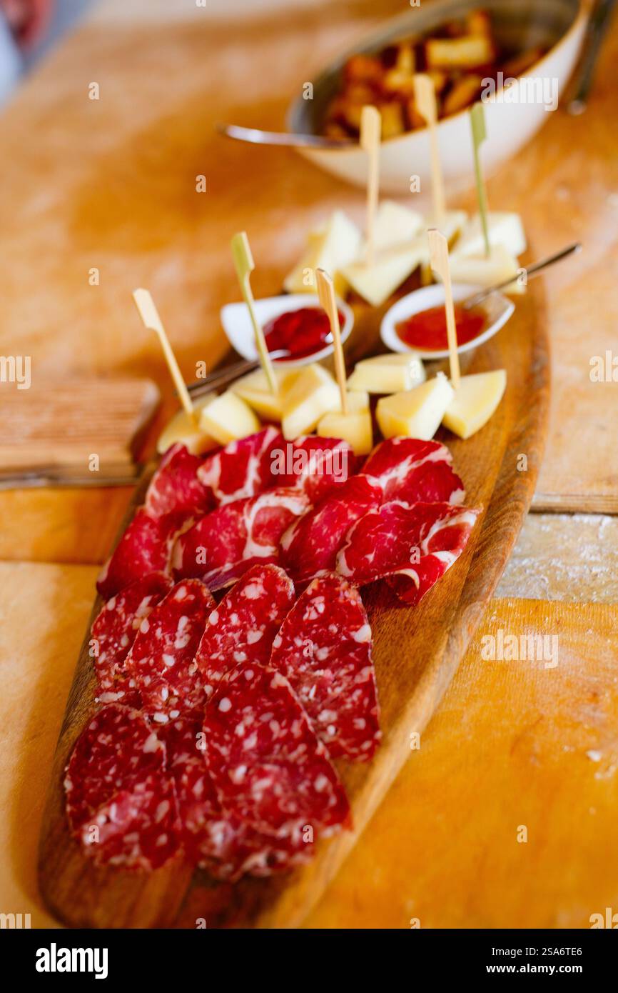 Vorspeiseteller mit Aufschnitt und Käse, frisch auf italienischem Bauernhof zubereitet Stockfoto