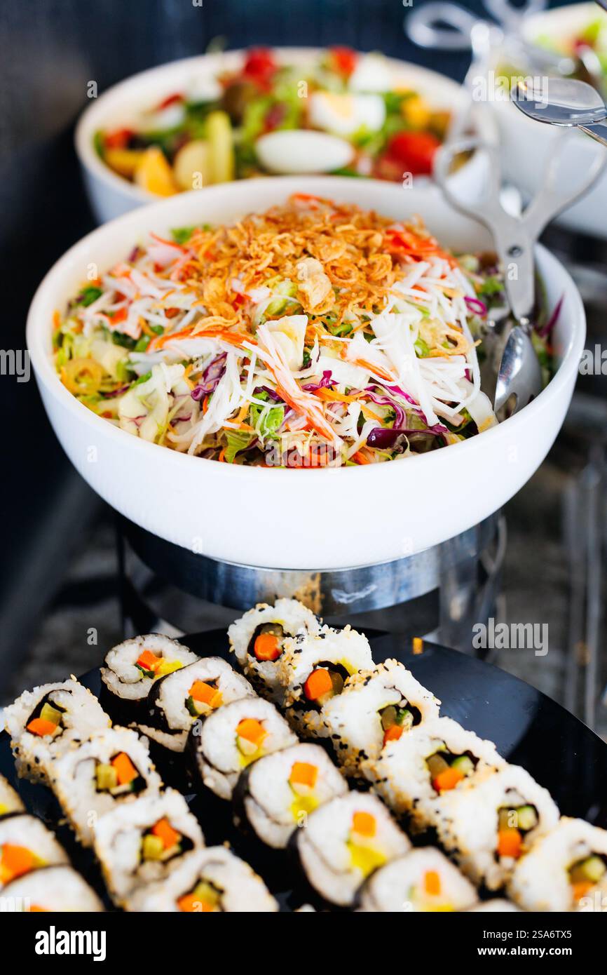 Auswahl an köstlichen frischen Speisen, die zum Frühstück an der Salatstation serviert werden Stockfoto