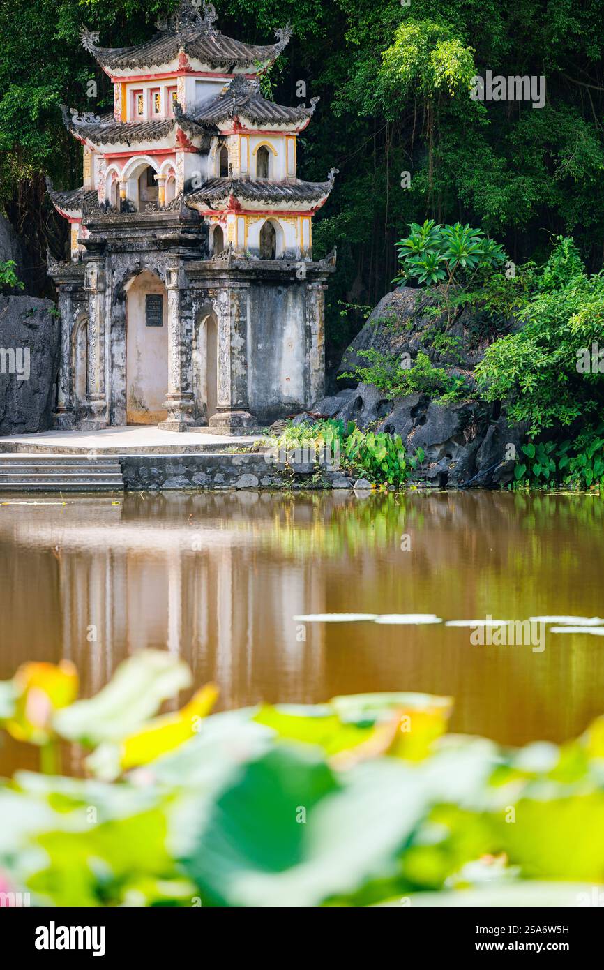 Die Bich Dong Pagode in Ninh Binh Vietnam ist ein beliebtes Touristenziel Asiens. Stockfoto
