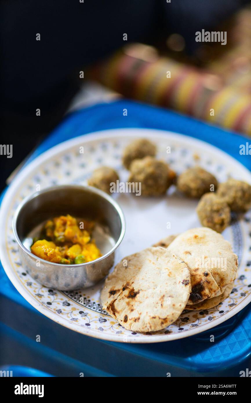 Flavours of India: Frisch zubereitete Roti Paratha mit Gemüsecurry Stockfoto