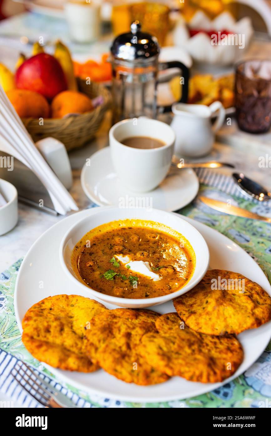Flavours of India: Frisch zubereitete Roti Paratha mit Gemüsecurry Stockfoto