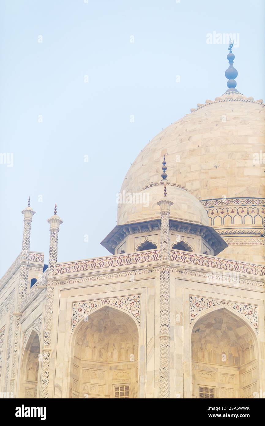 Nahaufnahme des ikonischen Taj Mahal-Mausoleums aus weißem Marmor in Agra Indien Stockfoto