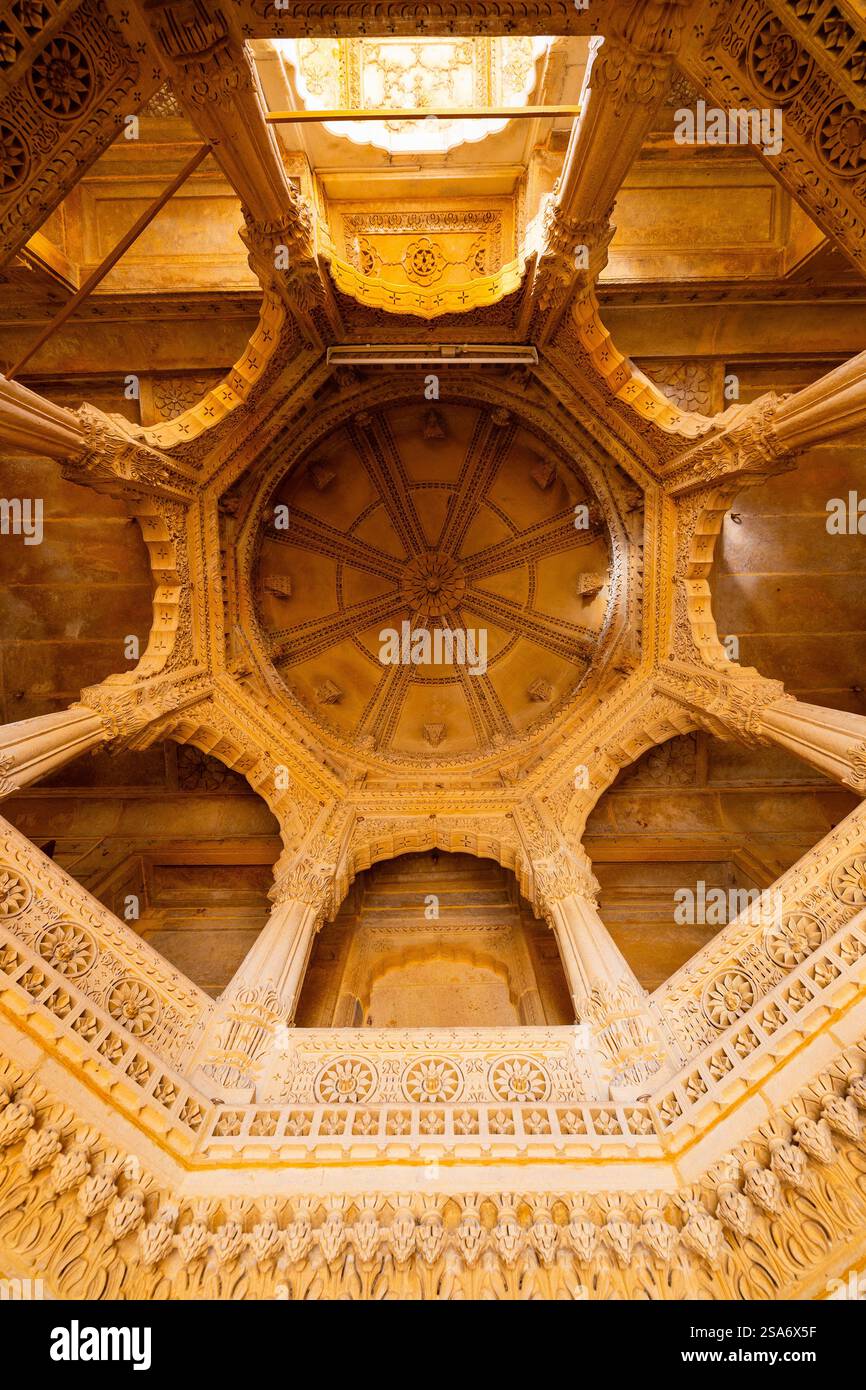 Details der Kuppel und zarten Steinschnitzereien des Jain-Tempels aus dem 12. Jahrhundert in Amar Sagar in der Nähe von Jaisalmer Indien Stockfoto
