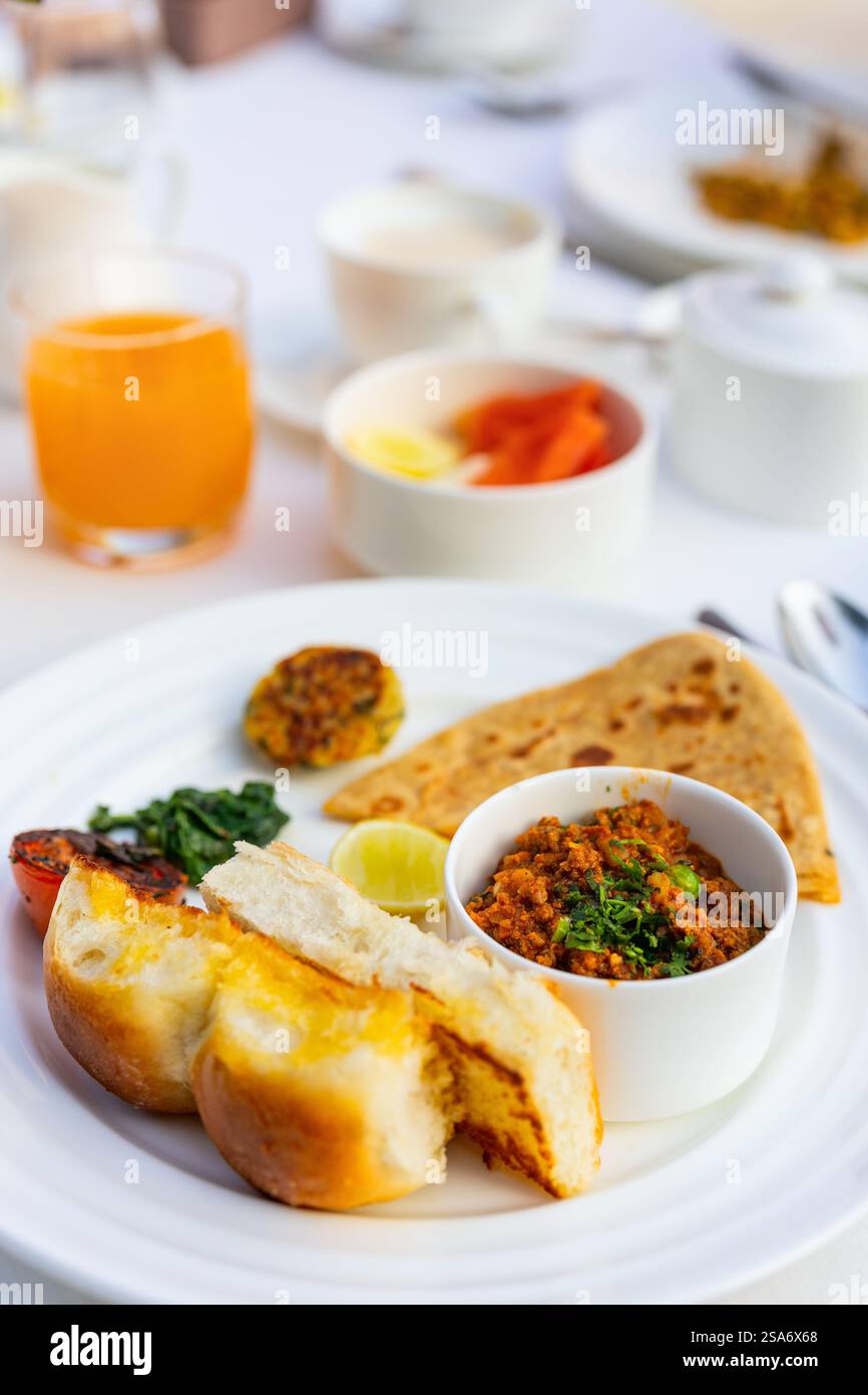 Flavours of India: Frisch zubereitete Roti Paratha mit indischem Curry Stockfoto