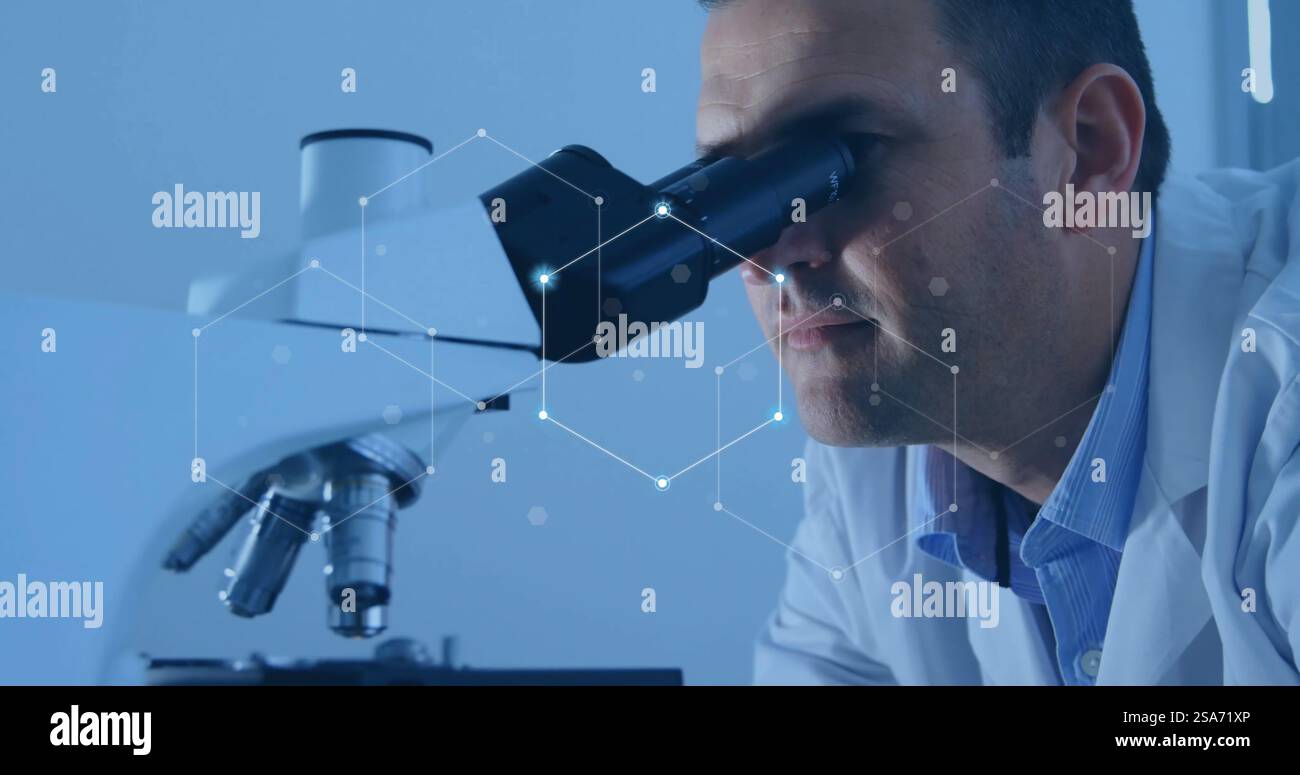 Bild des Netzes der Verbindungen über kaukasische männliche Wissenschaftler im Labor Stockfoto