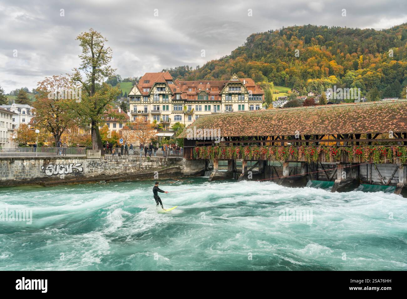 Aare und überdachte Brücke in Thun, Schweiz, Europa. Stockfoto