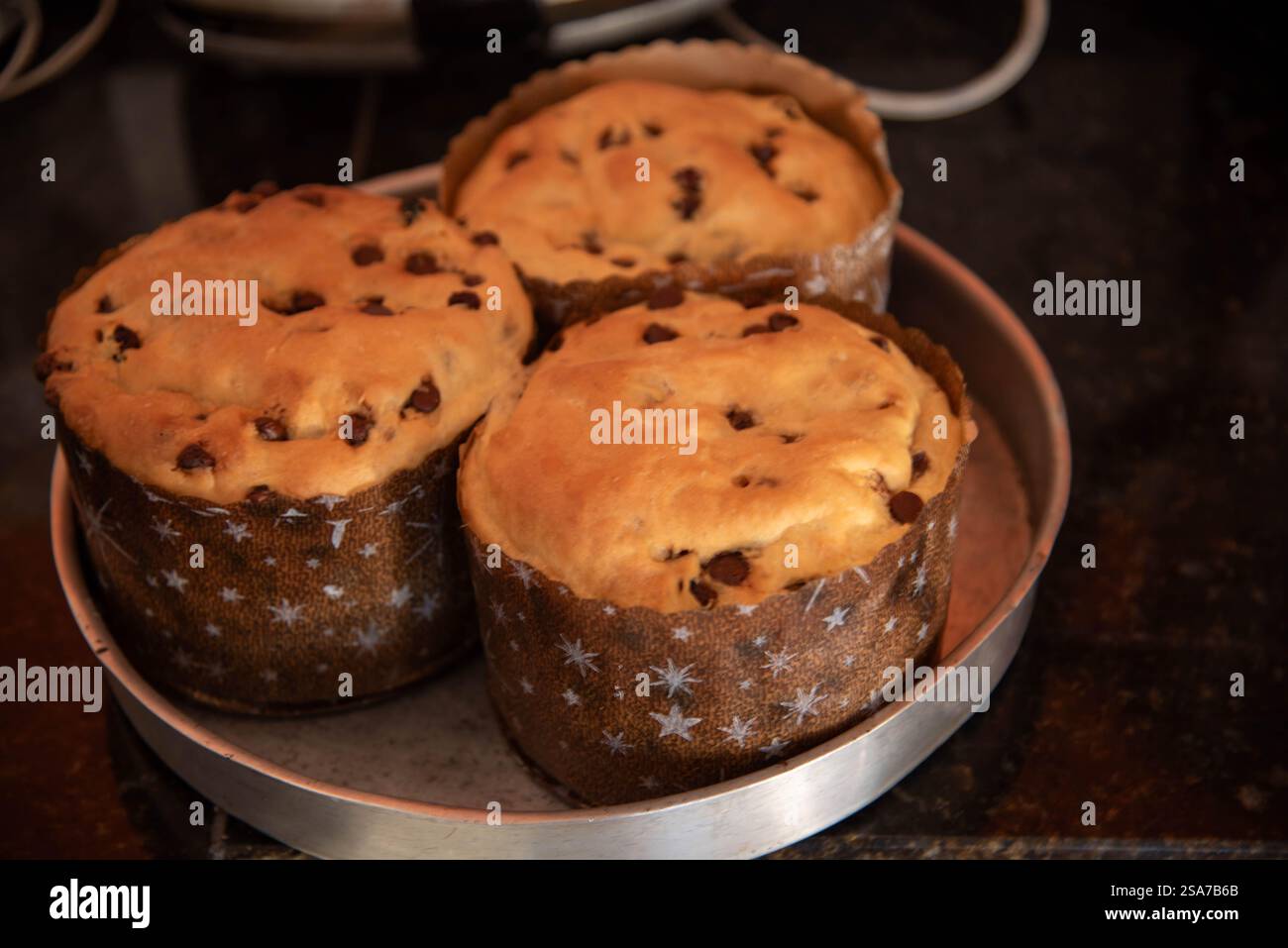 Hausgemachte Panettone, die von Hand hergestellt werden. Stockfoto