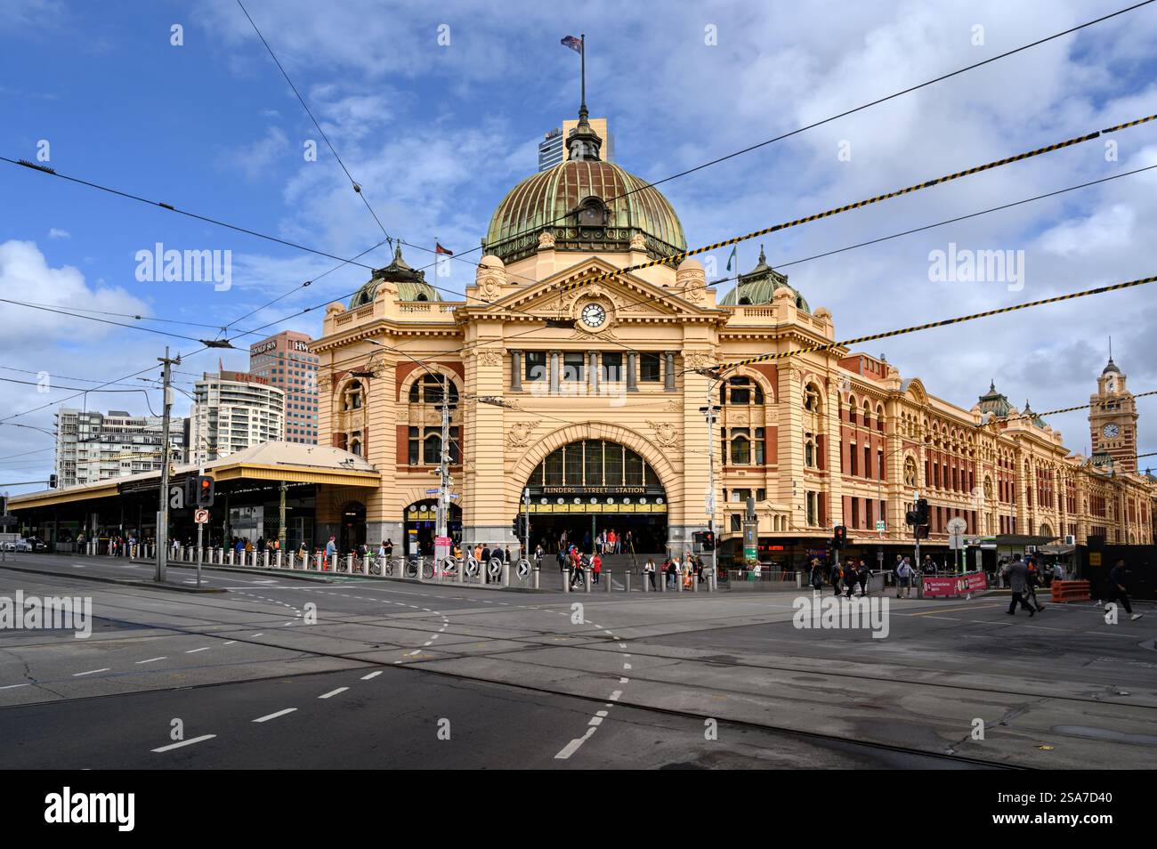 Menschen, die die Straße überqueren, an der Kreuzung vor der Flinders Street Station, Melbourne, Victoria, Australien Stockfoto