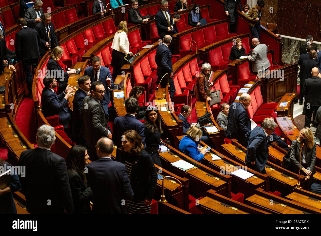Paris, Frankreich. Januar 2025. Allgemeine Sicht auf den Hämozykel während der Sitzung der Anfragen an die französische Regierung in der Nationalversammlung. Eine wöchentliche Sitzung zur Befragung der französischen Regierung findet im Hämoryklikel der Nationalversammlung statt. (Credit Image: © Telmo Pinto/SOPA Images via ZUMA Press Wire) NUR REDAKTIONELLE VERWENDUNG! Nicht für kommerzielle ZWECKE! Stockfoto
