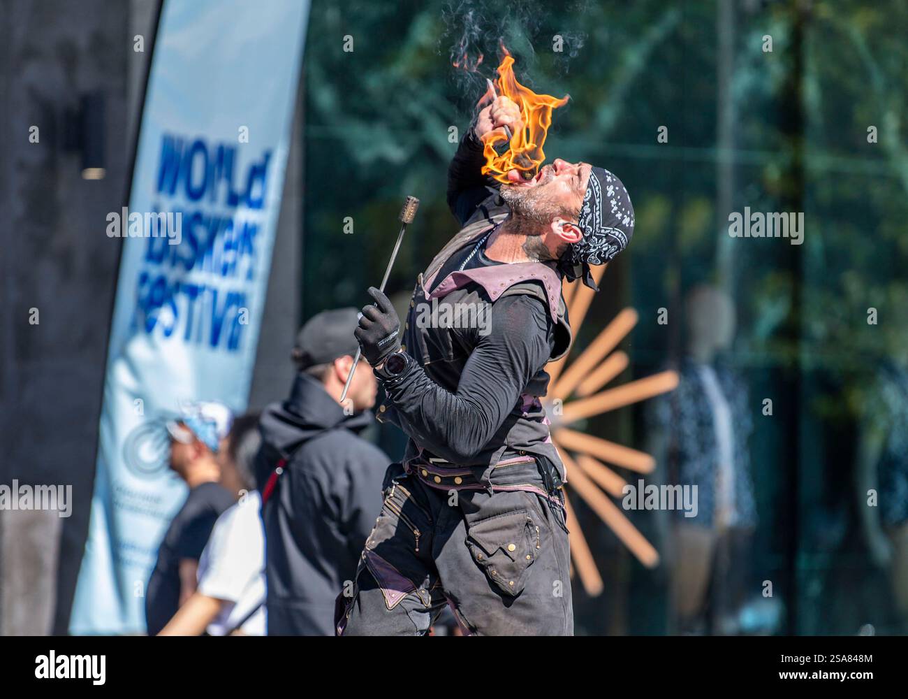 Christchurch, Neuseeland. Januar 2025. Der Fire Ninja (auch bekannt als CHRIS MCCARTHY aus Estland) zeigt seine Fähigkeiten beim Feueressen auf dem World Buskers Festival. (Kreditbild: © PJ Heller/ZUMA Press Wire) NUR REDAKTIONELLE VERWENDUNG! Nicht für kommerzielle ZWECKE! Stockfoto
