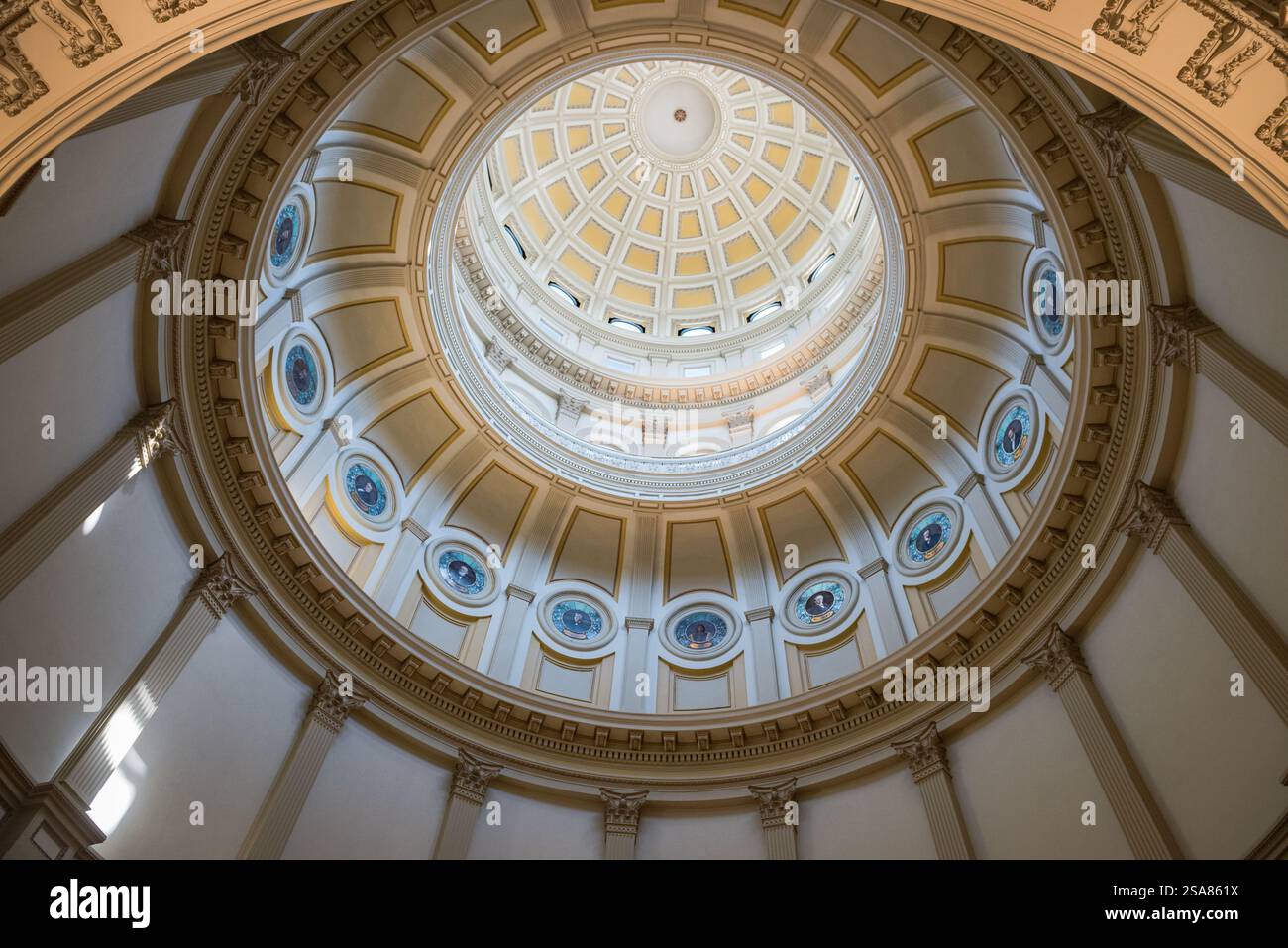 Denver, CO USA – 27. Juni 2018: Colorados Ring of Fame, Buntglasporträts zu Ehren von Einzelpersonen in der Rotunde des Colorado State Capitol. Stockfoto