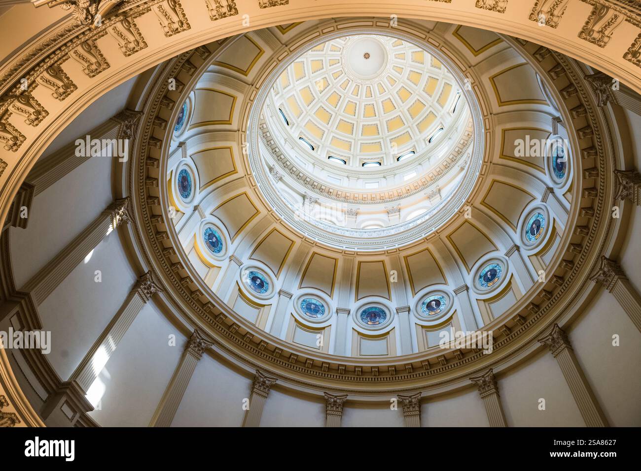 Denver, CO USA – 27. Juni 2018: Colorados Ring of Fame, Buntglasporträts zu Ehren von Einzelpersonen in der Rotunde des Colorado State Capitol. Stockfoto