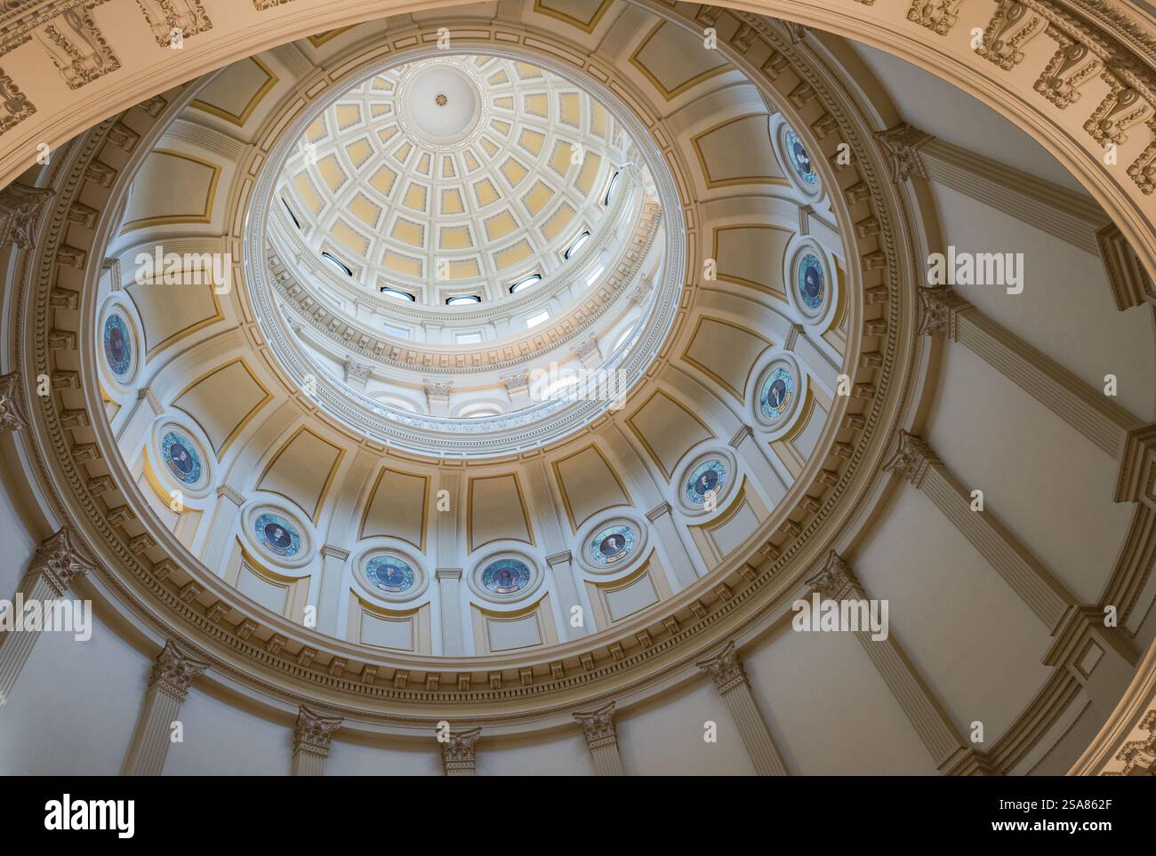 Denver, CO USA – 27. Juni 2018: Colorados Ring of Fame, Buntglasporträts zu Ehren von Einzelpersonen in der Rotunde des Colorado State Capitol. Stockfoto