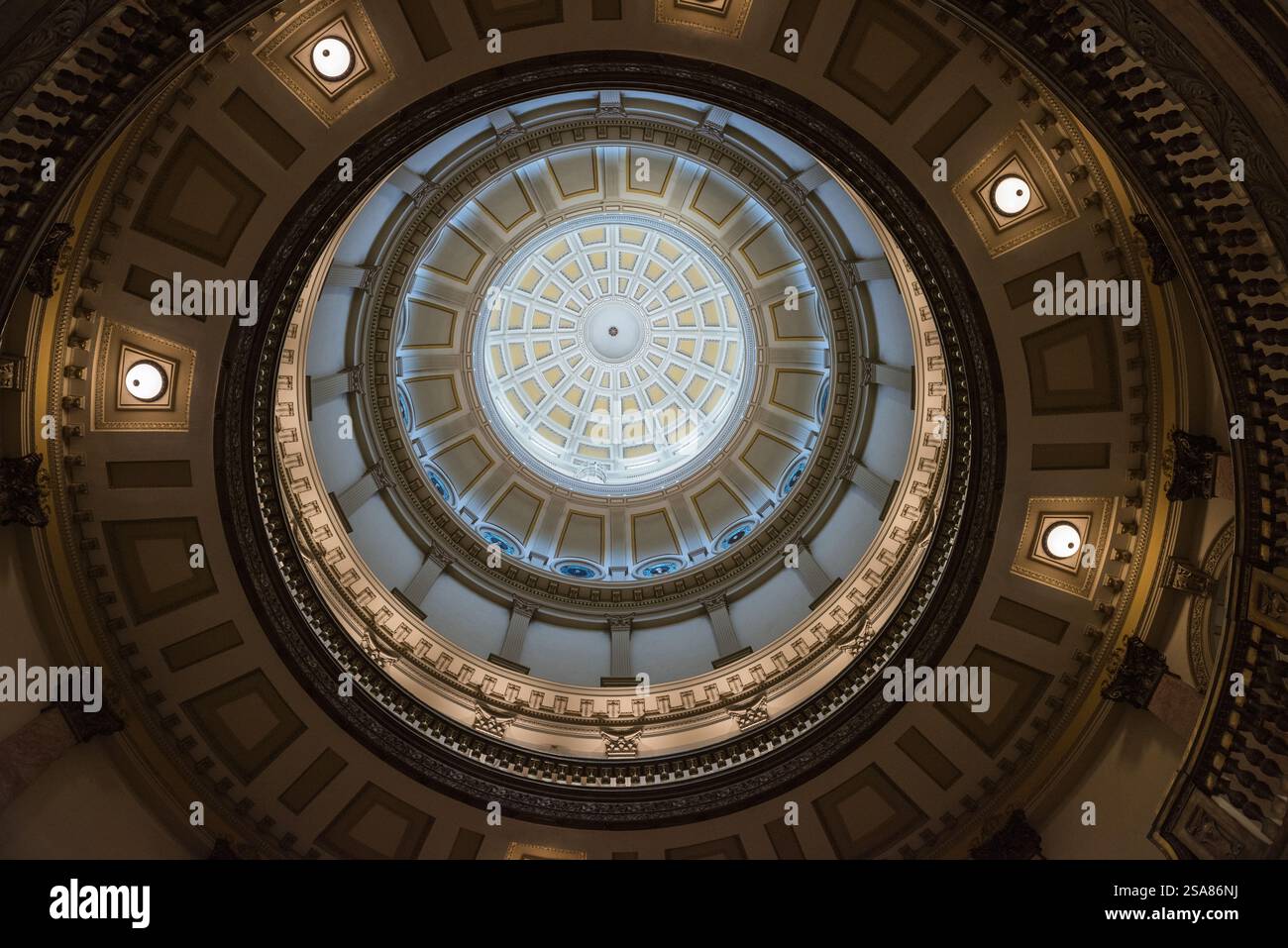 Denver, CO USA - 27. Juni 2018: Blick auf die Rotunde im Colorado State Capital Building von unten. Stockfoto
