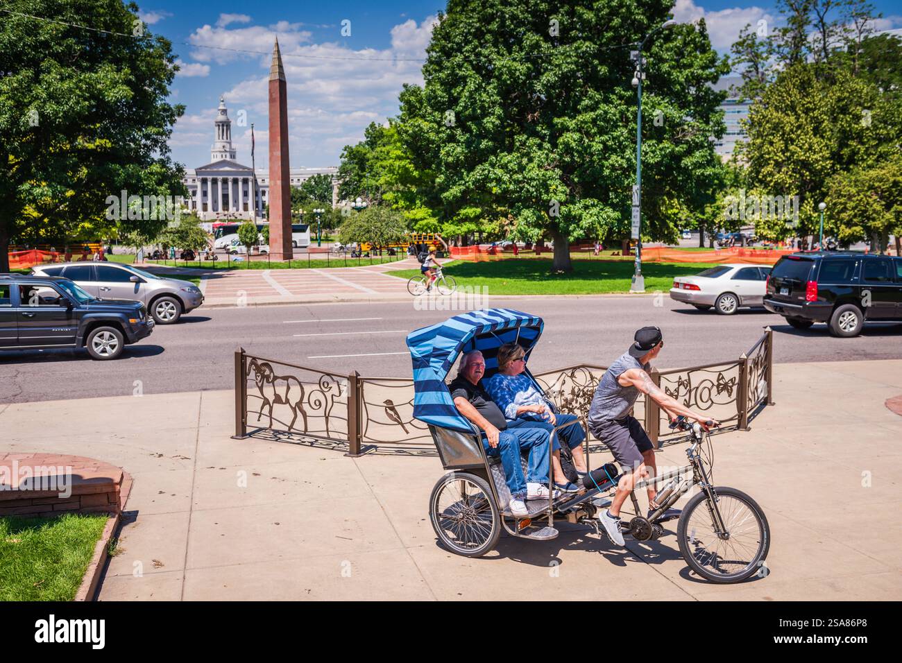 Denver, CO USA - 27. Juni 2018: Pedicab mit Besichtigungstouren vor dem Lincoln Veterans Memorial Park. Stockfoto