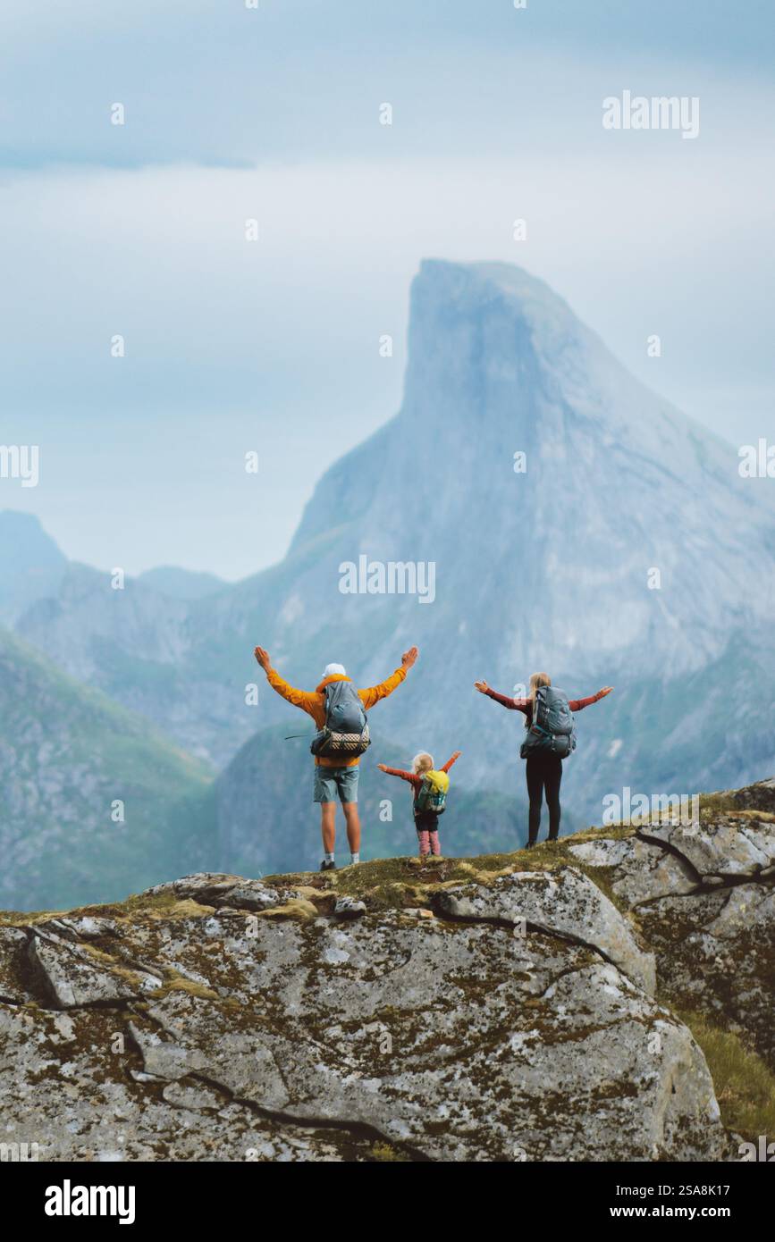 Familienreise Abenteuer Wandertour in den Bergen Norwegens, Eltern und Kind auf einem aktiven Outdoor-Urlaub. Mutter, Vater und Kind zusammen glücklich Stockfoto