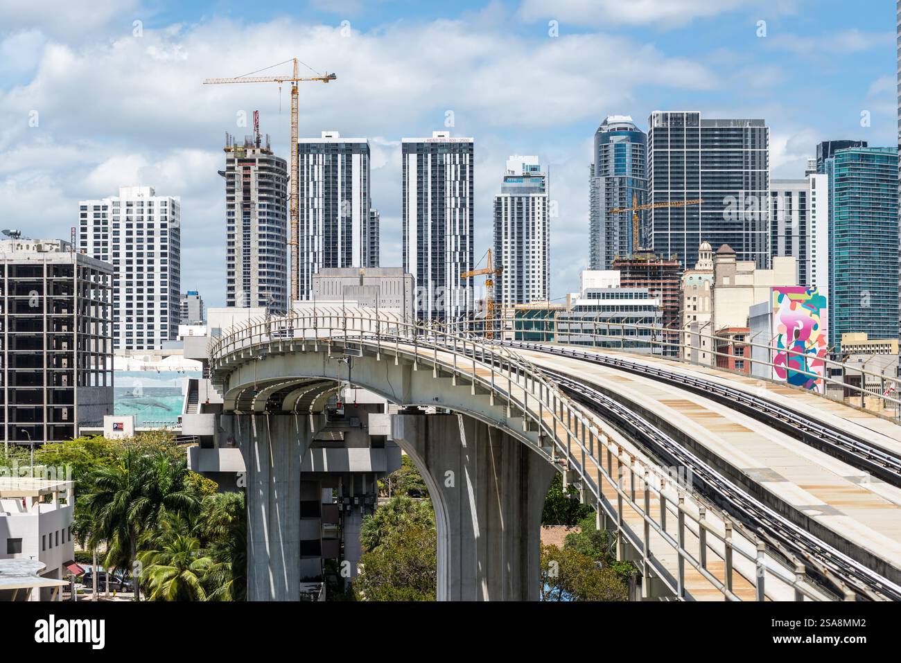 Miami, FL, USA - 30. März 2024: Die Skyline der Innenstadt und die Brücke über den Miami River sind von der Metromover Station in Miami, Florida, USA, zu sehen. Stockfoto