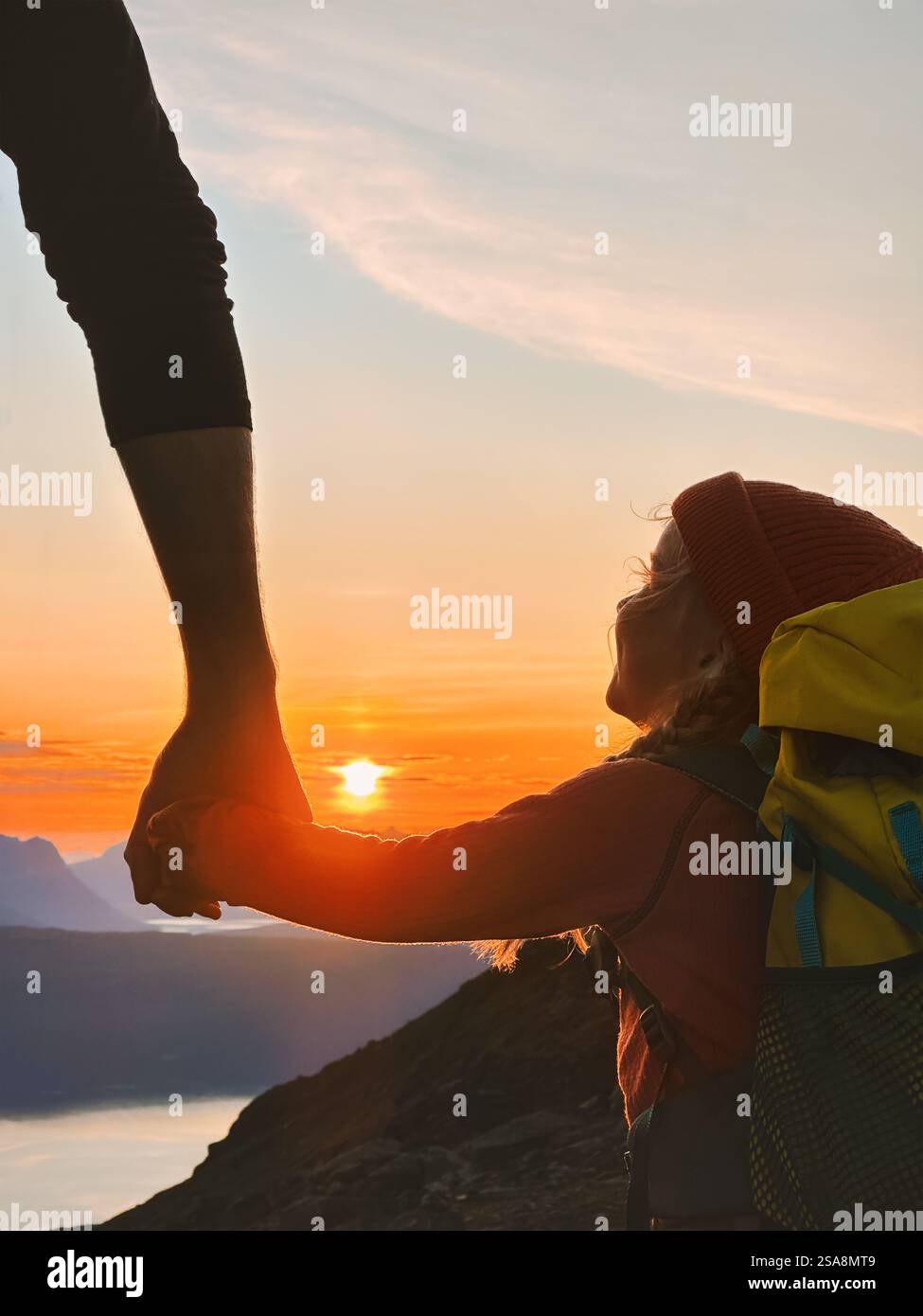 Familie hält Hände Kind und Eltern Wandern in den Sonnenuntergang Berge zusammen Abenteuer gesunde Lebensweise Outdoor Aktivurlaub Glückliche Emotionen Stockfoto