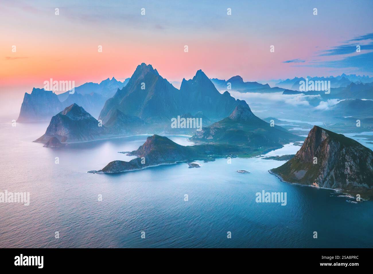 Lofoten Inseln Sonnenuntergang Landschaft in Norwegen aus der Luft Felsen und Meer schöne Reiseziele Landschaft nordskandinavische Natur Mitternachtssonne Stockfoto