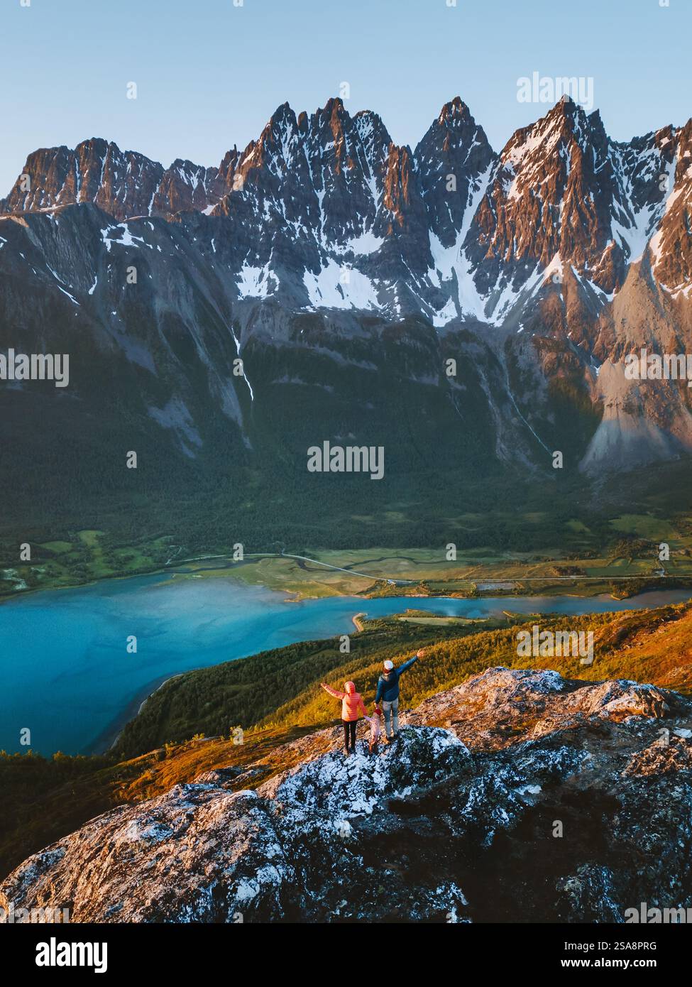 Familie Wandern in Nordnorwegen Sonnenuntergang Berge und Fjord aus der Luft aktive gesunde Lebensweise Sommerurlaub Eltern und Kind reisen im Freien en Stockfoto