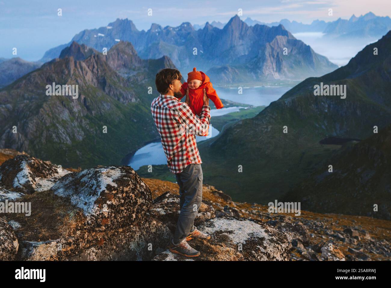 Familienreise Vater Wandern mit niedlichem Baby im Freien in den Bergen Sommerferien aktive gesunde Lebensweise Reise Mann mit Kind erkunden Lofoten Insel Stockfoto